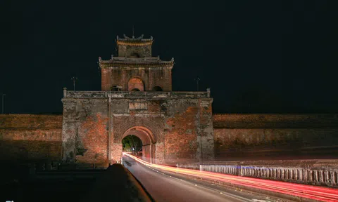 Người Huế xếp hàng mua bóng đèn sau bão